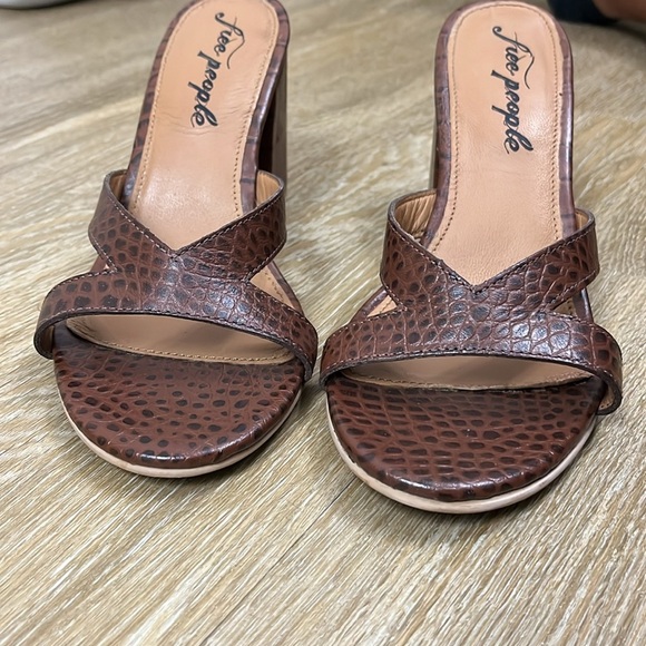 Free People Charlie V Brown Croc-Embossed Leather Block Heel Sandals size 39 - Picture 7 of 11